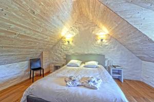 Postel nebo postele na pokoji v ubytování Domaine de Linguinou