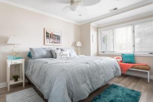 een slaapkamer met een bed en een raam bij Sandy Haven 109 Direct Beach Access Downtown Tart Trail in Fivemile Corner