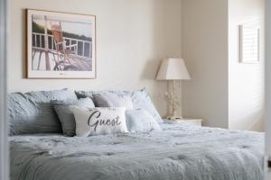 een slaapkamer met een bed met een blauw dekbed bij Sandy Haven 109 Direct Beach Access Downtown Tart Trail in Fivemile Corner +32 foto's