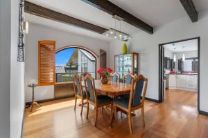 une salle à manger avec une table et des chaises en bois dans l'établissement Ultimate Lakefront Getaway, à Waitahanui