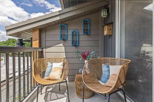 zwei Stühle sitzen auf einer Veranda mit einer Veranda in der Unterkunft Amazing 3BR Condo With Hot Tub Access and Mtn Views in Dead Man's Flats