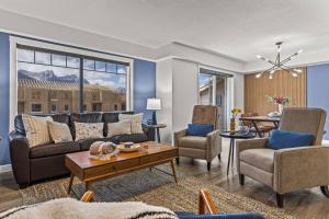 ein Wohnzimmer mit Couch und Tisch in der Unterkunft Amazing 3BR Condo With Hot Tub Access and Mtn Views in Dead Man's Flats
