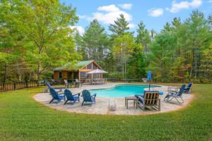Πισίνα στο ή κοντά στο The Epic Sunday River Getaway