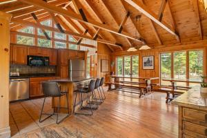 Η κουζίνα ή μικρή κουζίνα στο The Epic Sunday River Getaway