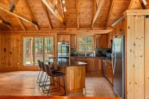 Η κουζίνα ή μικρή κουζίνα στο The Epic Sunday River Getaway +29 φωτογραφίες