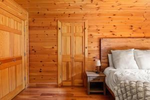 Ένα ή περισσότερα κρεβάτια σε δωμάτιο στο The Epic Sunday River Getaway