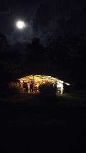 サン・フランシスコにあるCabaña Encanto de Lunaの満月の夜にライトアップされた建物