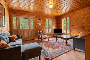 Μια τηλεόραση ή/και κέντρο ψυχαγωγίας στο Highland House - Private Retreat By Sunday River