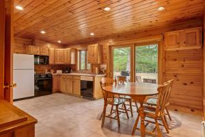 Η κουζίνα ή μικρή κουζίνα στο Highland House - Private Retreat By Sunday River