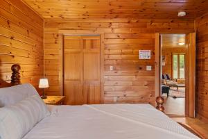 Ένα ή περισσότερα κρεβάτια σε δωμάτιο στο Highland House - Private Retreat By Sunday River +26 φωτογραφίες