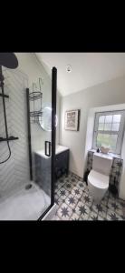 een badkamer met douche, toilet en wastafel bij Kirkgate 2 bed - Coorie Doon Stays in Irvine