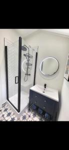 een badkamer met een wastafel en een spiegel bij Kirkgate 2 bed - Coorie Doon Stays in Irvine