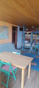 a room with a wooden table and bunk beds at Ap1 Eyne 2600 Estación de Ski in Eyne