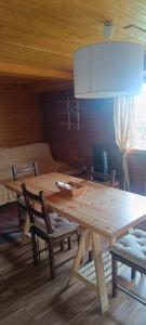 a wooden table and chairs in a room at Ap1 Eyne 2600 Estación de Ski in Eyne