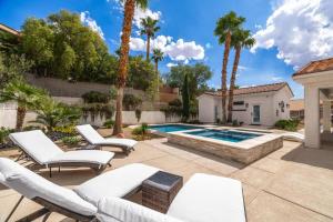 メスキートにあるDesert Dream Retreat-Golf And Pool Paradiseのパティオ(白い椅子、スイミングプール付)