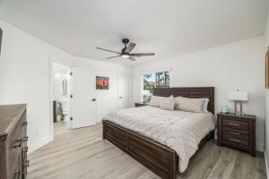 メスキートにあるDesert Dream Retreat-Golf And Pool Paradiseのベッドと天井扇風機のある寝室 +16枚の写真