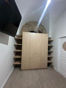 una camera con TV e armadio in legno di Magnifique appartement neuf Bellecour a Lione