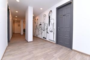 un corridoio con una porta e una parete d'arte di Super Townhouse Rudra Inn Near Chhatarpur Metro Station a Nuova Delhi