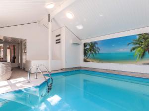 Swimmingpoolen hos eller tæt på 10 person holiday home in Væggerløse-By Traum + 32 billeder