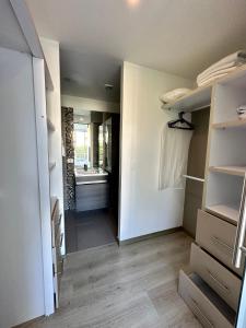 a room with a walk in closet and a bathroom at Exclusivo Apartamento en Panoramika Laureles Rodeado de Naturaleza in Armenia