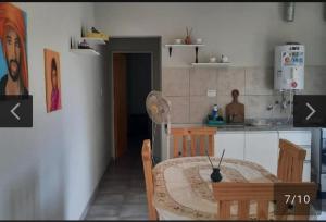 eine Küche mit einem Tisch und 2 Stühlen sowie eine Küche mit einer Theke in der Unterkunft San Antonio de Arredondo in San Antonio de Arredondo + 2 Fotos