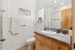 マンハッタン・ビーチにあるOcean View condo in the heart of Manhattan Beachの洗面台、トイレ、鏡のあるバスルーム +18枚の写真
