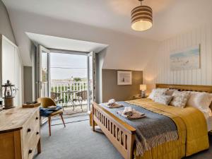 une chambre avec un grand lit et un balcon dans l'établissement 4 Bed in West Bexington DC149, à Swyre