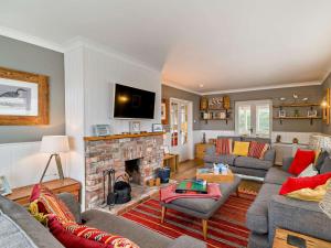 un salon avec des canapés et une cheminée dans l'établissement 4 Bed in West Bexington DC149, à Swyre