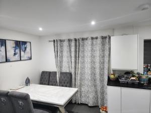 ハイブリッジにあるTrinity Apartmentのキッチン(テーブル、椅子2脚付)