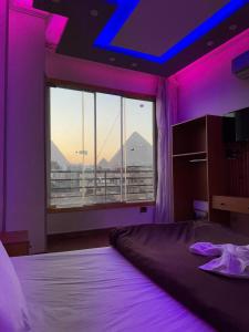 Ένα ή περισσότερα κρεβάτια σε δωμάτιο στο continital pyramids view