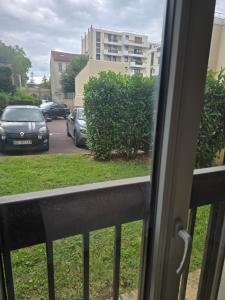 a view of a parking lot from a balcony at chambre - Paris - salons & missions pro in Montrouge