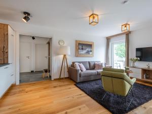 ein Wohnzimmer mit Sofa und Fernseher in der Unterkunft Ski Nature Apartment Lungau Top 6 in Mauterndorf