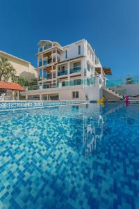 a large swimming pool in front of a building at Hotel Neptuno Refugio in Boca Chica