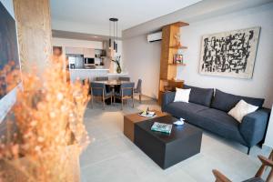 メリダにあるSignature Lux Condo US Consulate & The Harbor Mallのソファとテーブルのあるリビングルーム