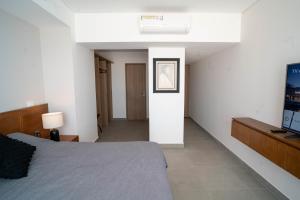 Giường trong phòng chung tại Signature Lux Condo US Consulate & The Harbor Mall +61 ảnh