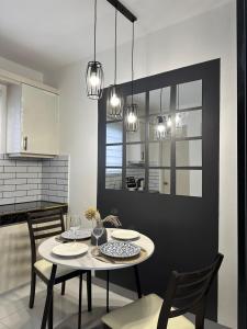 a kitchen and dining room with a table and chairs at Sol Y Verde Resort Tagaytay in Ulot