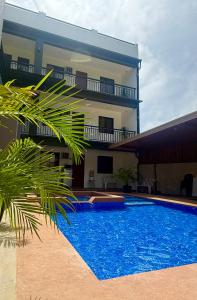 Bazén v ubytování Sol Y Verde Resort Tagaytay nebo v jeho okolí