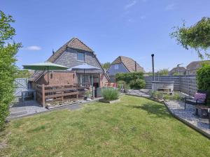 a yard with a house with a patio at De Zeediek in Herkingen