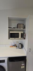 Carters by the Sea في Carters Beach: وجود ميكروويف للجلوس على طاولة المطبخ +9 صور