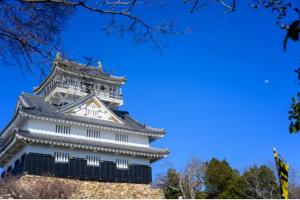 a tall white building with a blue sky in the background at oyadoya gifu kano 岐阜駅徒歩12分 名古屋駅35分 大人数貸切 最大8名 駐車場有り in Gifu