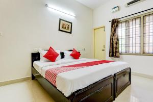 Una cama o camas en una habitación de Hotel O J2 Service Apartment