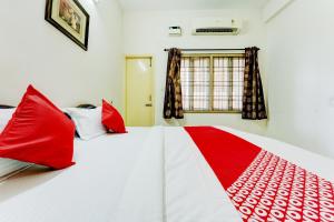 Una cama o camas en una habitación de Hotel O J2 Service Apartment 42 fotos más