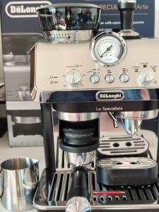 Una máquina de café expreso está sobre un mostrador en Fulham Palace Residence, en Londres