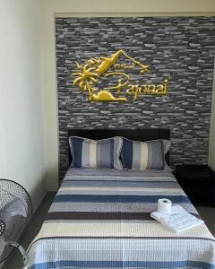 ein Bett mit einem Schild an einer Ziegelwand in der Unterkunft El Gran Pajonal Hotel in Nueva Cajamarca