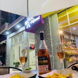 eine Flasche Wein mit zwei Gläsern auf einem Tisch in der Unterkunft El Gran Pajonal Hotel in Nueva Cajamarca