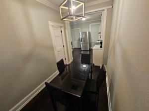 une salle à manger avec une table et un réfrigérateur dans l'établissement Apartment in Middletown-Wesleyan102, à Middletown
