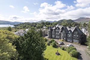 eine Luftansicht eines großen Hauses in einer Stadt in der Unterkunft The Derwentwater Hotel in Keswick