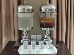 Dos bebidas en recipientes de vidrio sobre una mesa. en Ciao SaiGon Hotel & Spa, en Ho Chi Minh