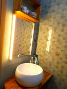 Appartement entré personnelle de 2 chambres salons à fidjrossè cotonou في كوتونو: حوض أبيض على كونتر خشبي في الحمام