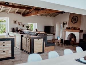 Kuchyň nebo kuchyňský kout v ubytování Gîte 4 chambres avec bien-être et terrasses au cœur du Marais Breton - FR-1-426-559